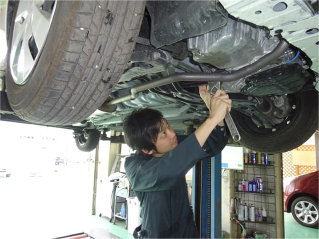 車の下部分を点検中