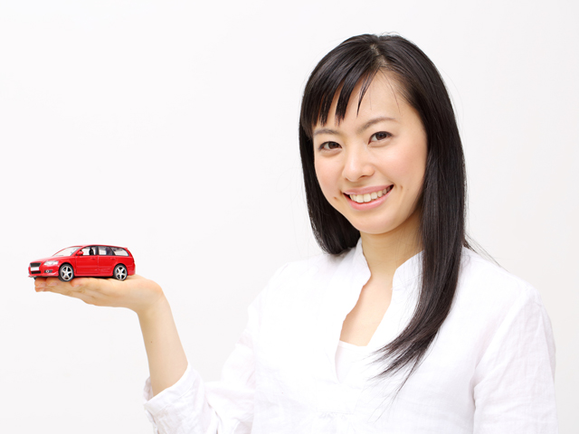 車を手に載せている女性
